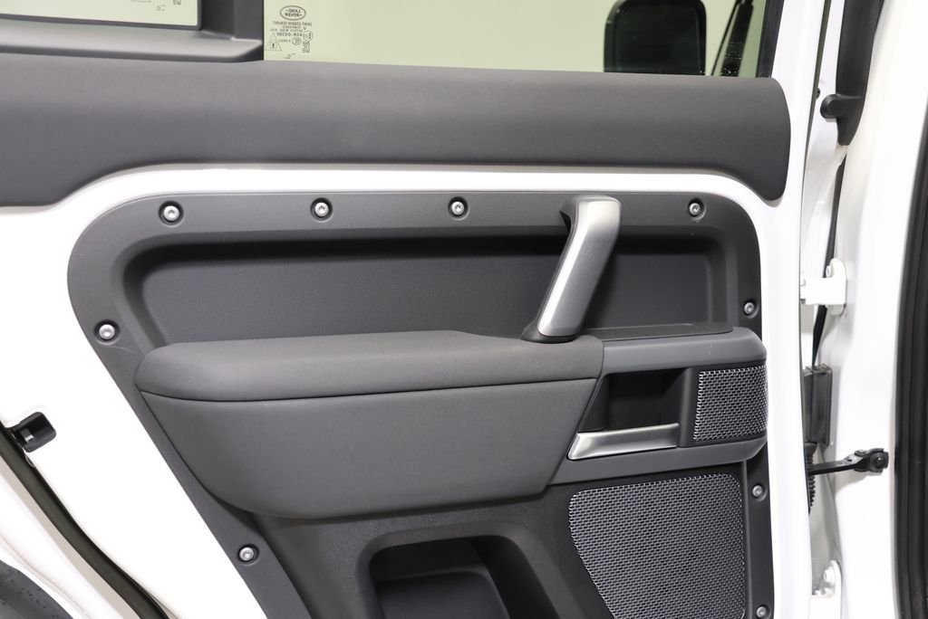 Used 2023 Fuji White Land Rover X-Dynamic SE image 32
