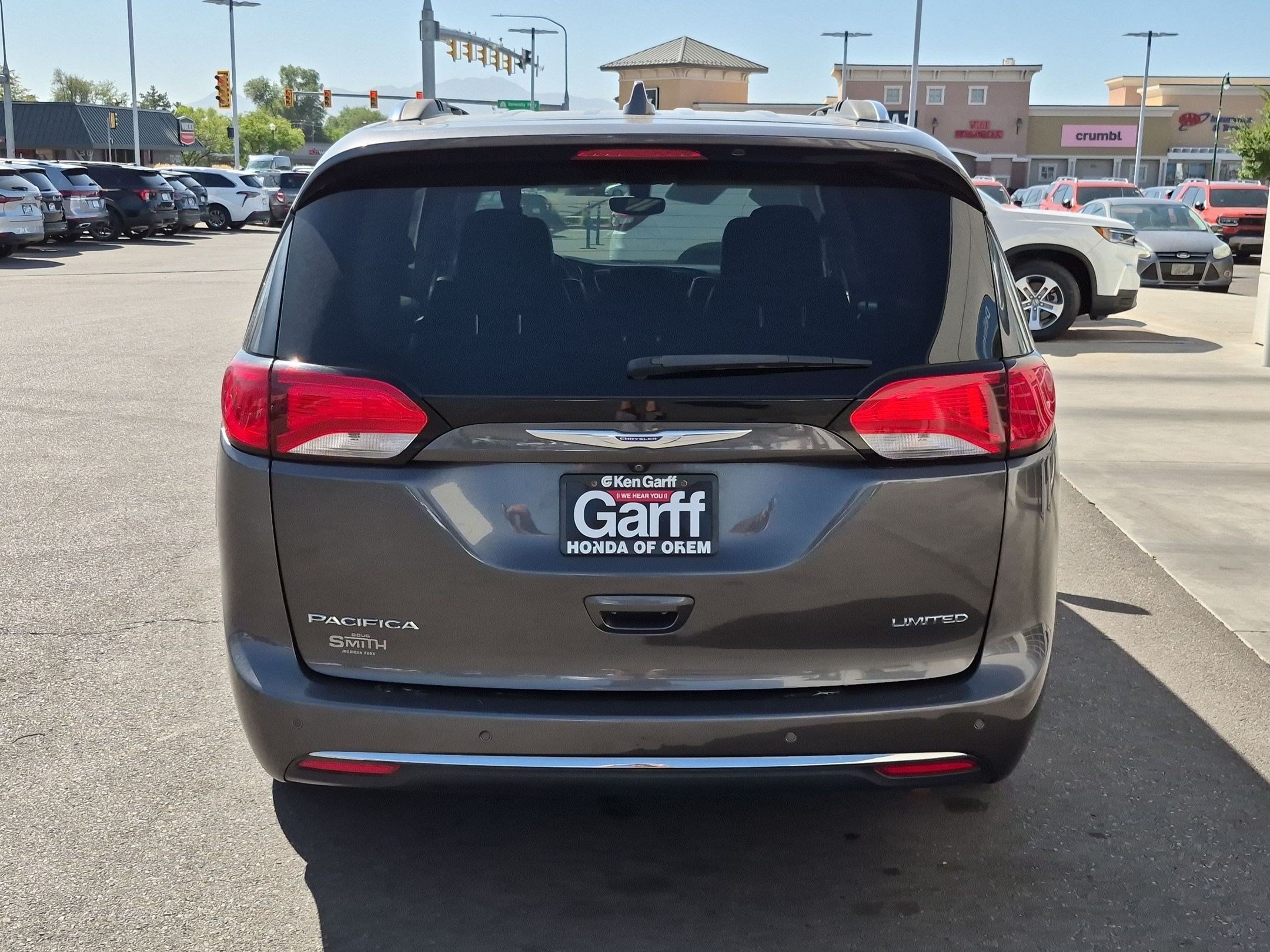 Used 2019 Granite Crystal Metallic Clearcoat Chrysler Limited image 4