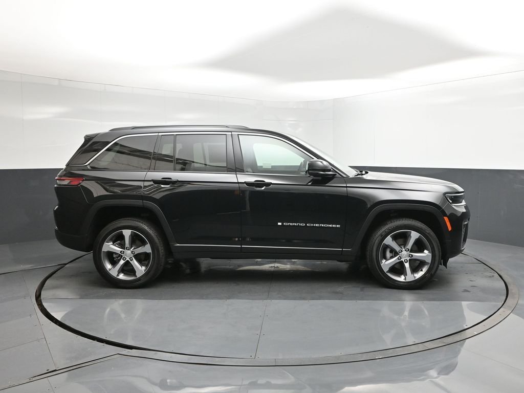 New 2026 Diamond Black Crystal Pearlcoat Jeep Limited image 26