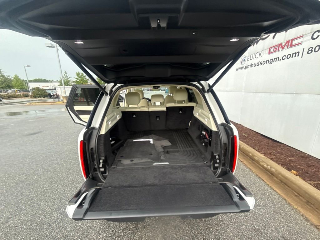 Used 2023 White Land Rover SE image 9