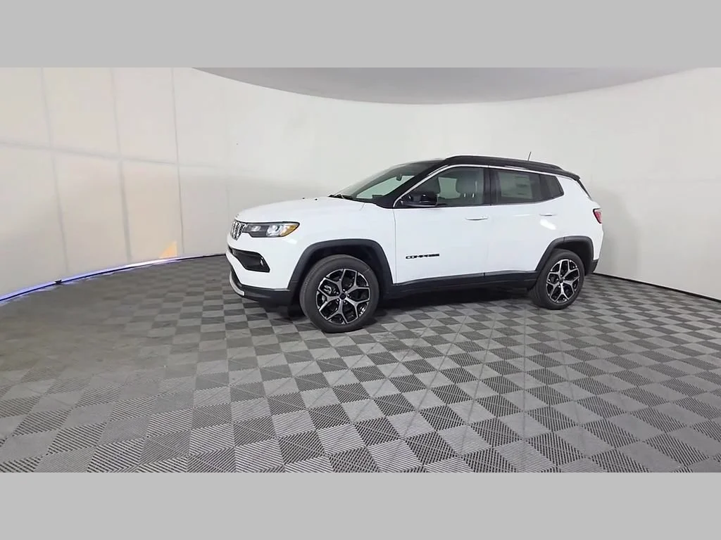 New 2026 Bright White Clear-Coat Exterior Paint Jeep Limited image 34