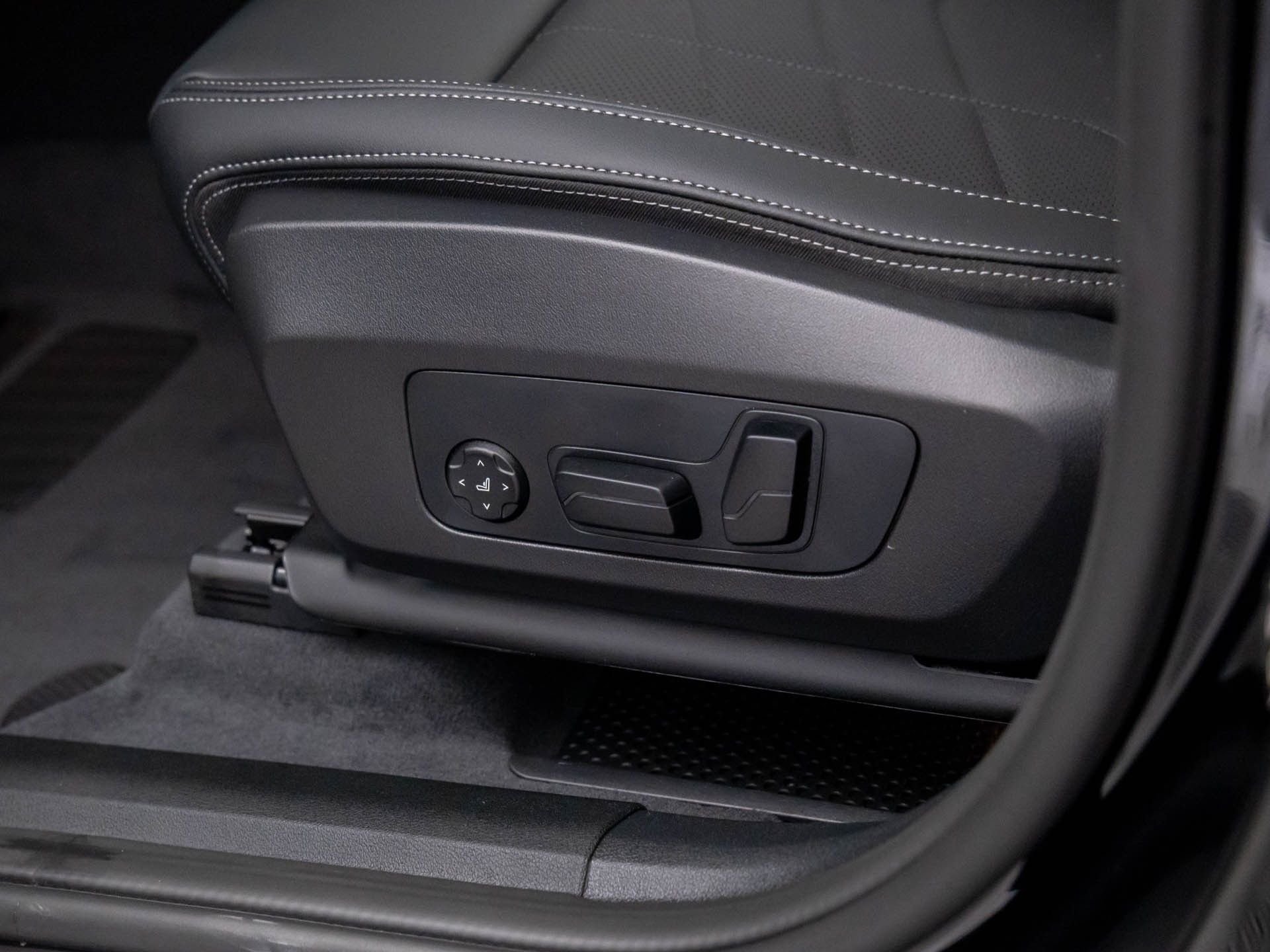 New 2026 Black Sapphire Metallic BMW xDrive28i image 14