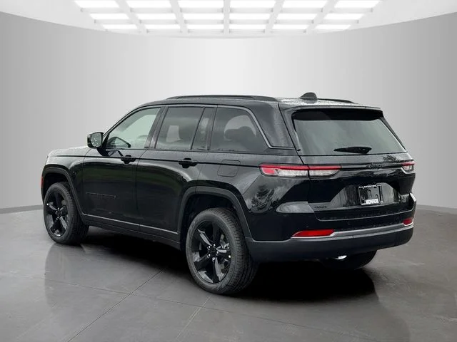 New 2026 Diamond Black Crystal Pearl-Coat Exterior Paint Jeep Limited image 5