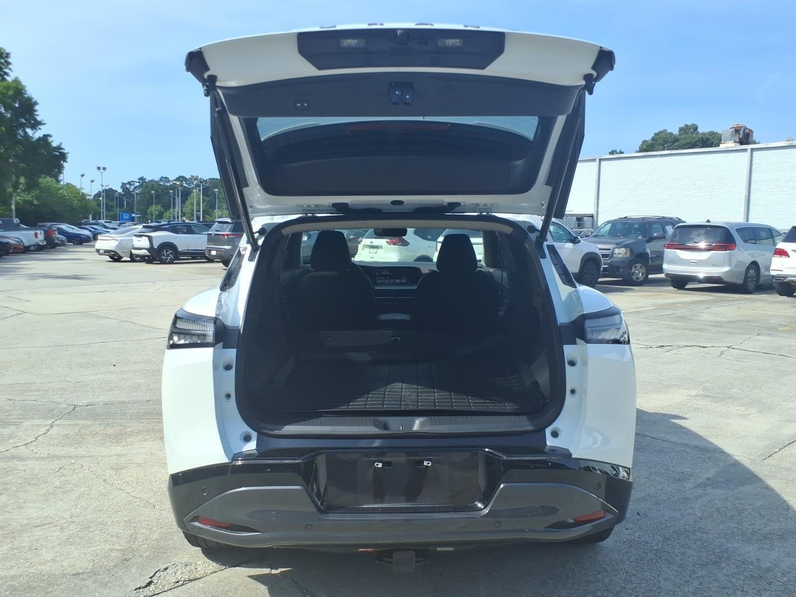 Used 2025 Everest White Pearl Tricoat Nissan Platinum image 23