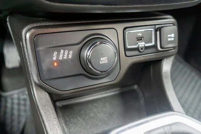 Used 2020 Black Jeep Latitude image 28