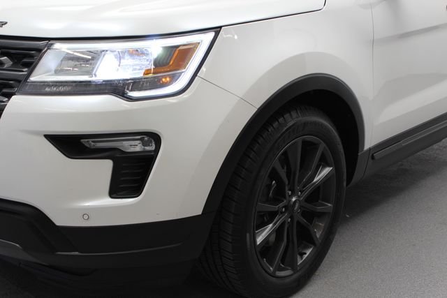 Used 2018 White Platinum Tri-Coat Metallic Ford XLT image 4