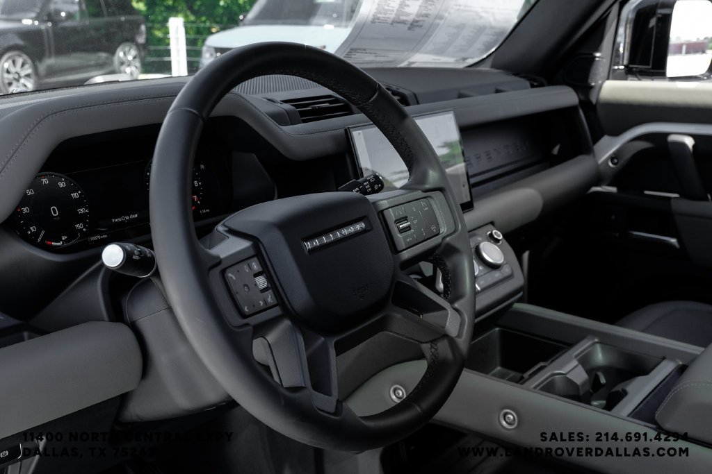 Used 2025 White Land Rover X-Dynamic SE image 19