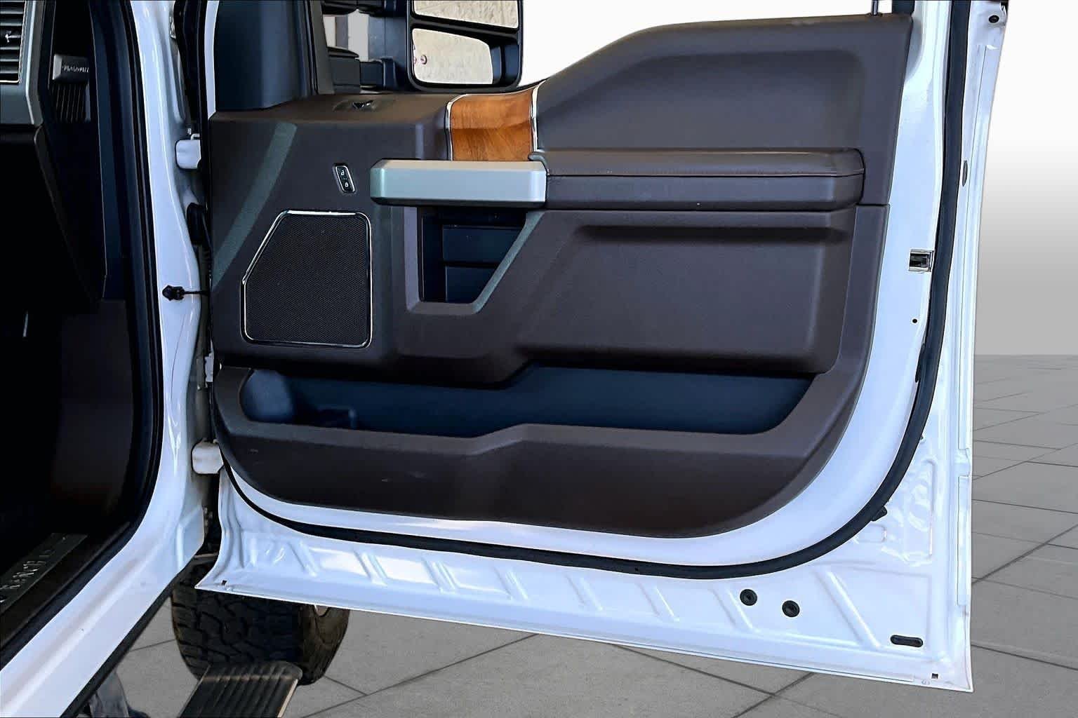 Used 2017 White Platinum Metallic Tri-Coat/Caribou Ford King Ranch image 22