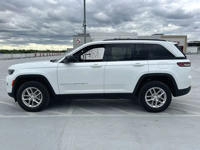 Used 2024 White Jeep Laredo X image 5