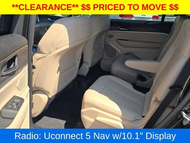 Used 2023  Jeep Limited image 18