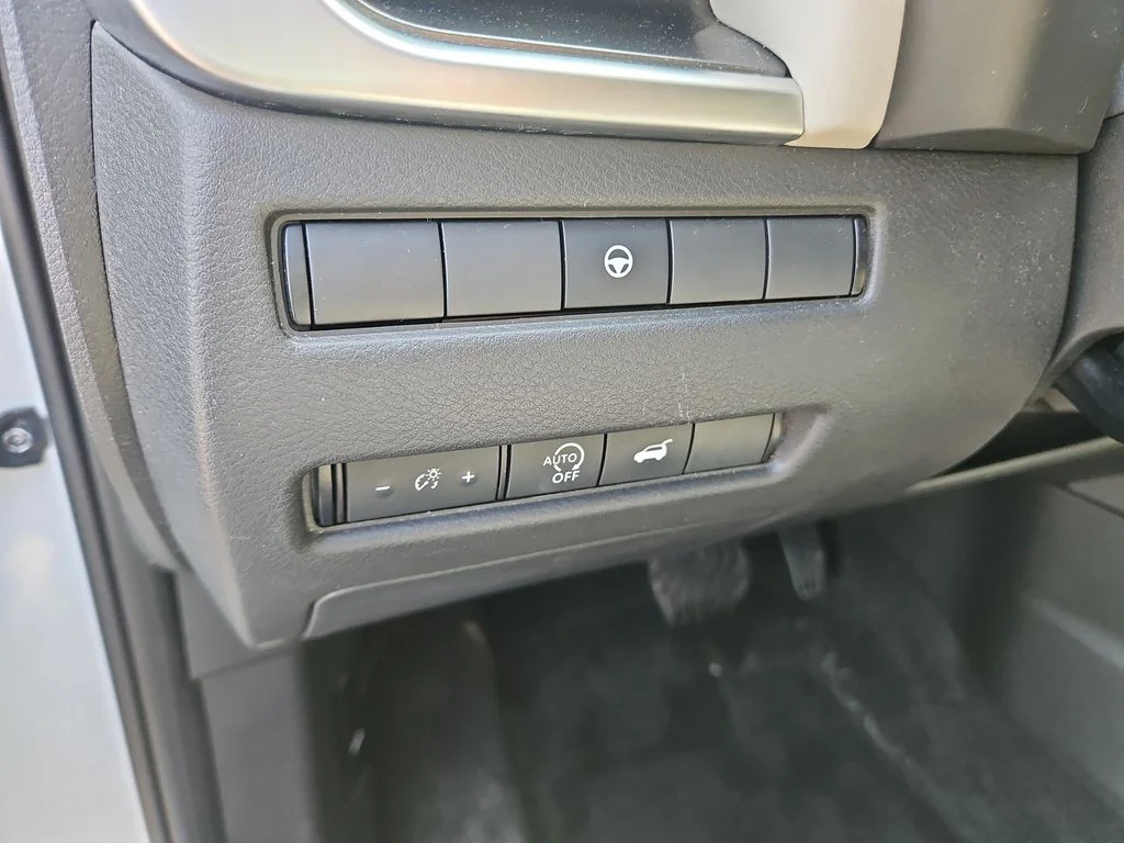 Used 2025 White Nissan SV image 26