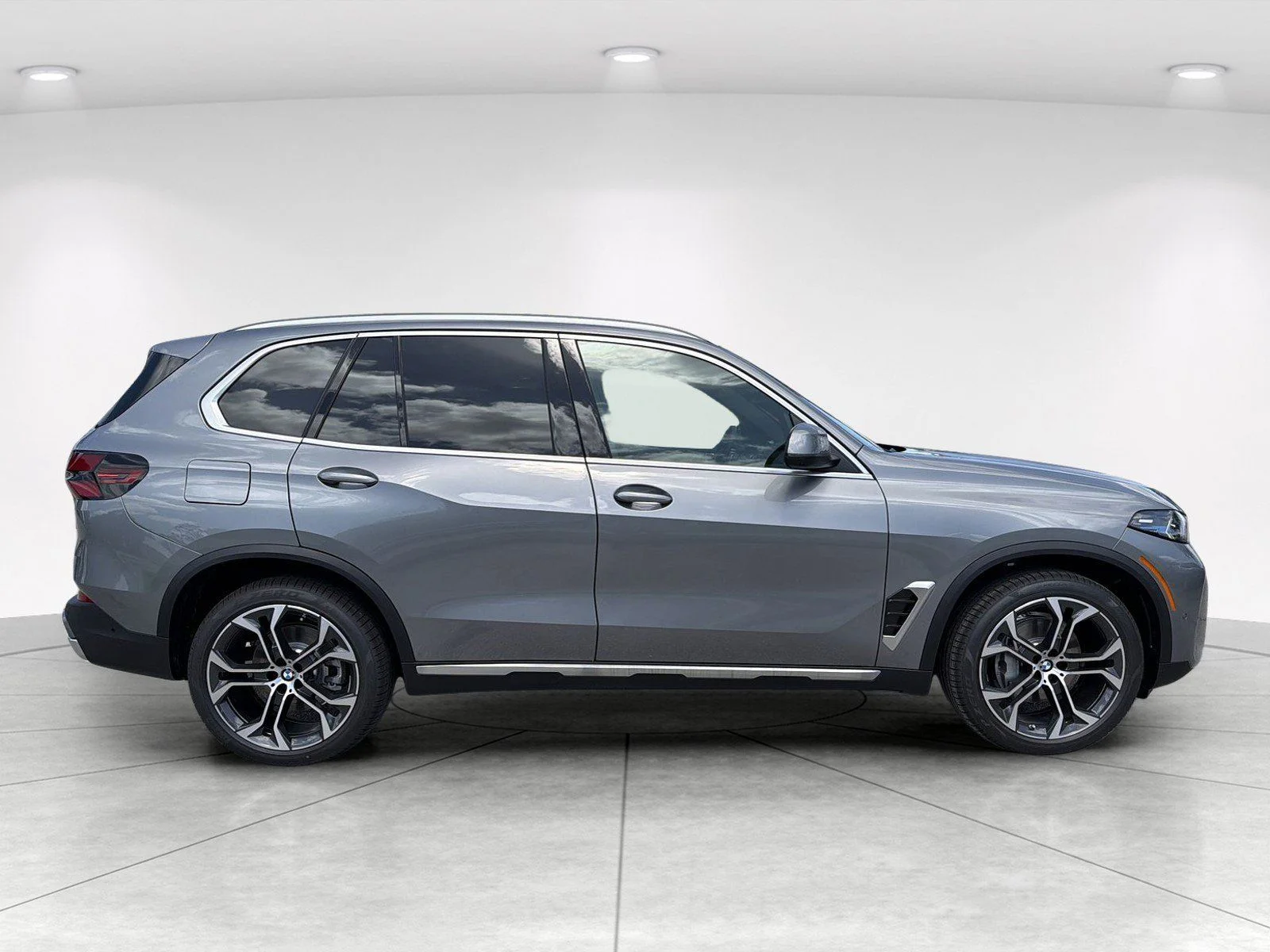 New 2026 Skyscraper Grey Metallic BMW xDrive40i image 3