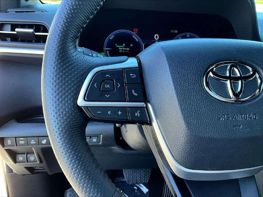 Used 2025 Wind Chill Pearl Toyota Platinum image 13