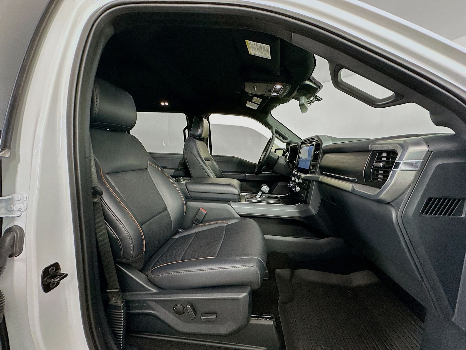 Used 2025 Oxford White Ford Lariat image 29