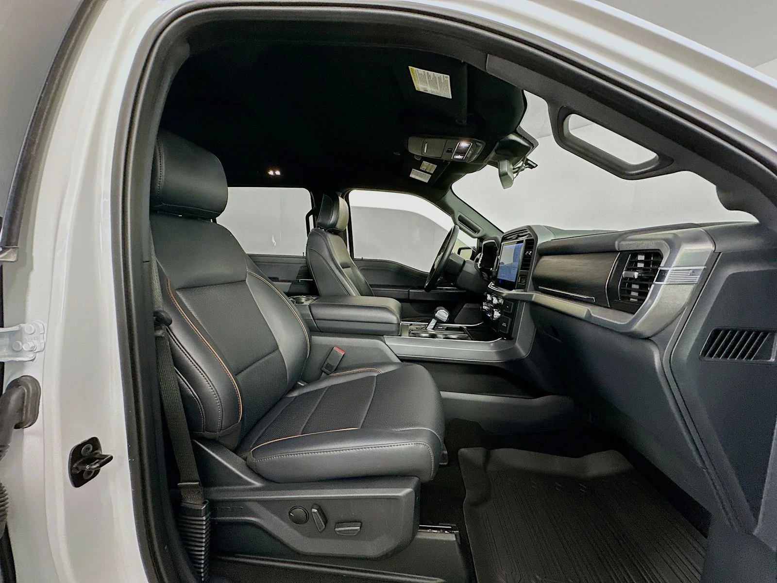 Used 2025 Oxford White Ford Lariat image 29