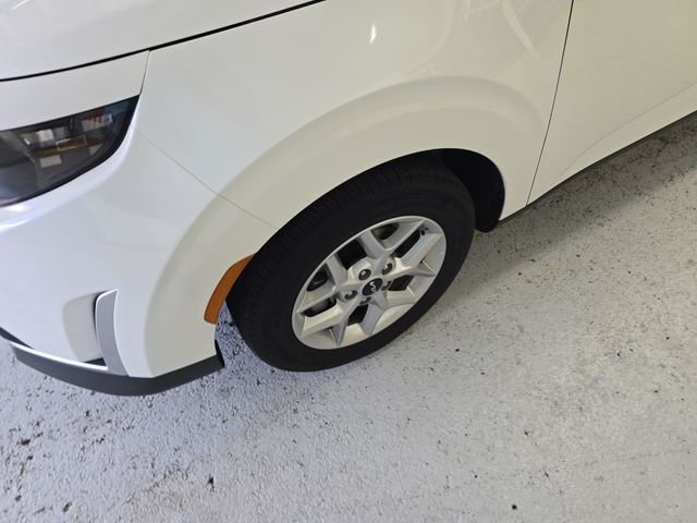 Used 2025  Kia LX image 9