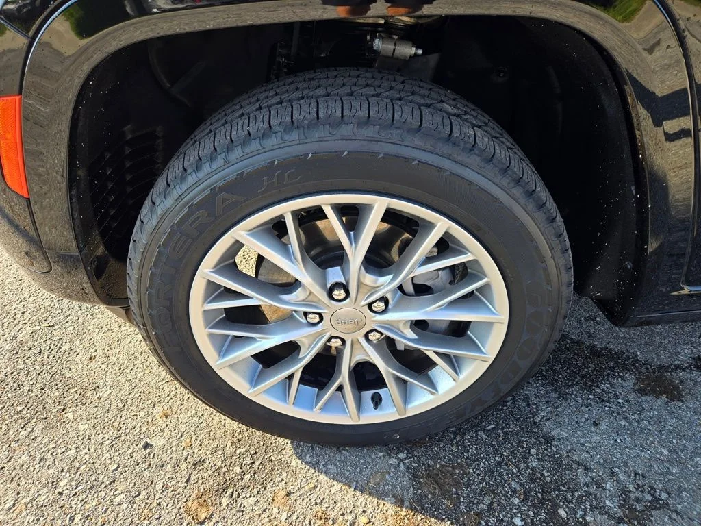 Certified Used 2022 Black Jeep Summit 4xe image 11