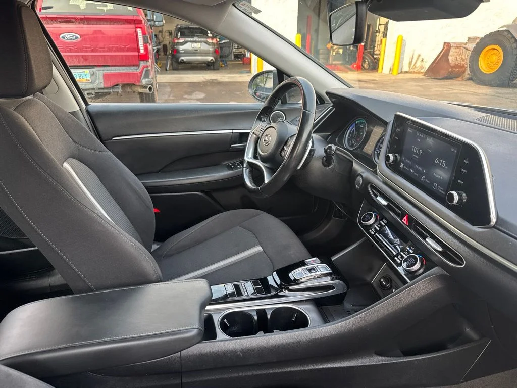 Used 2021 Hyper White Hyundai SEL image 26