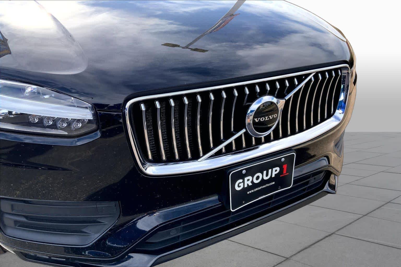 Used 2020 Onyx Black Metallic Volvo Momentum image 32