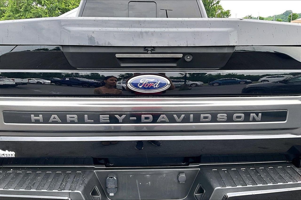 Used 2021 AGATE BLACK Ford LARIAT image 27
