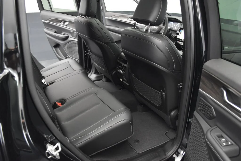 New 2026 Diamond Black Crystal Pearlcoat Jeep Limited image 22