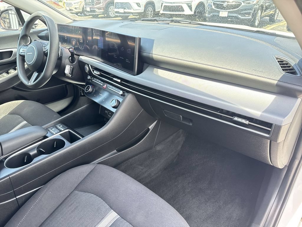 Used 2025 White Hyundai SEL image 33