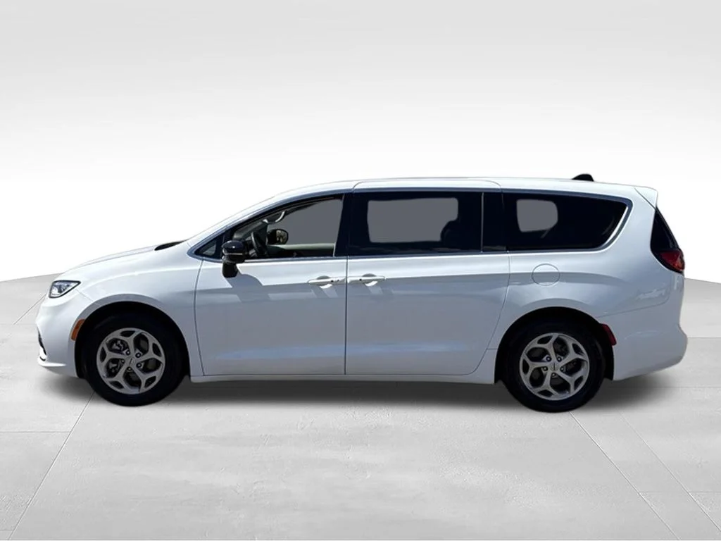 Used 2024 Bright White Clearcoat Chrysler Limited image 4