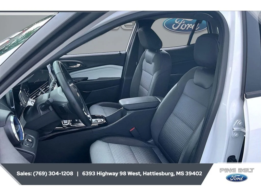 Used 2025 Summit White Chevrolet LT image 18