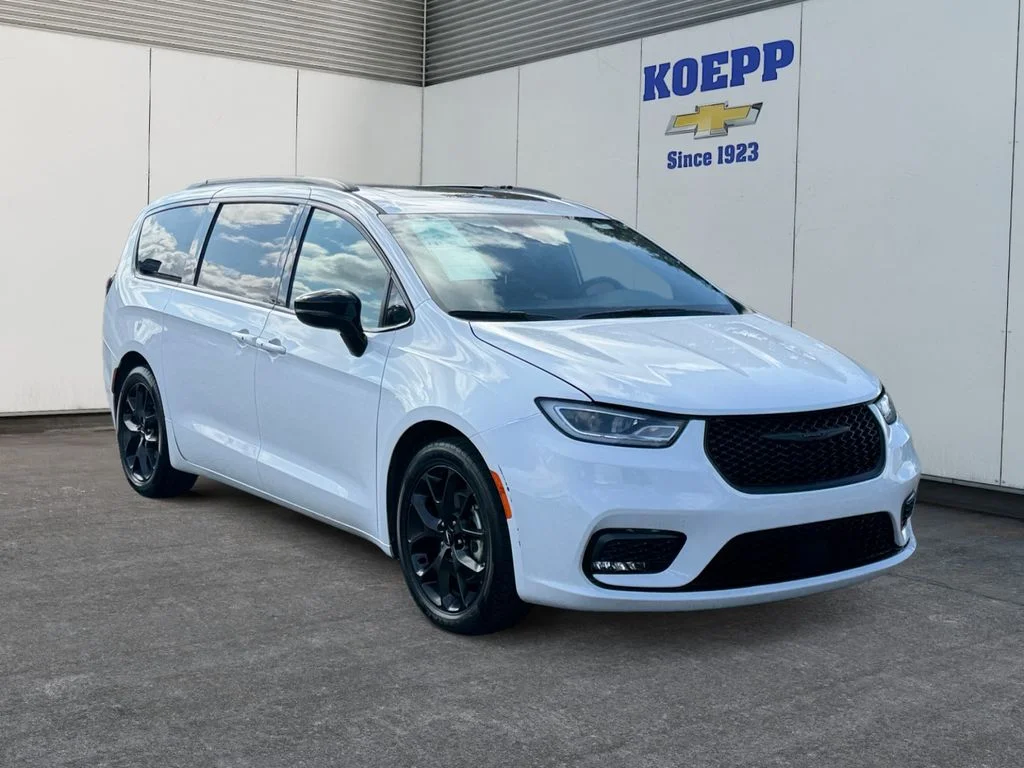 Used 2025 Bright White Clearcoat Chrysler Limited image 7