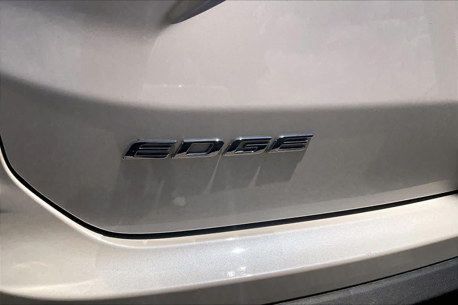 Used 2019 White Platinum Metallic Tri-Coat Ford SEL image 30