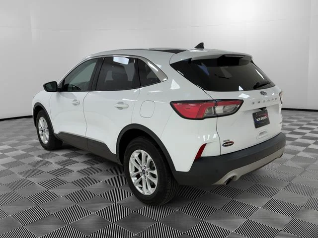 Used 2022 White Ford SE image 3