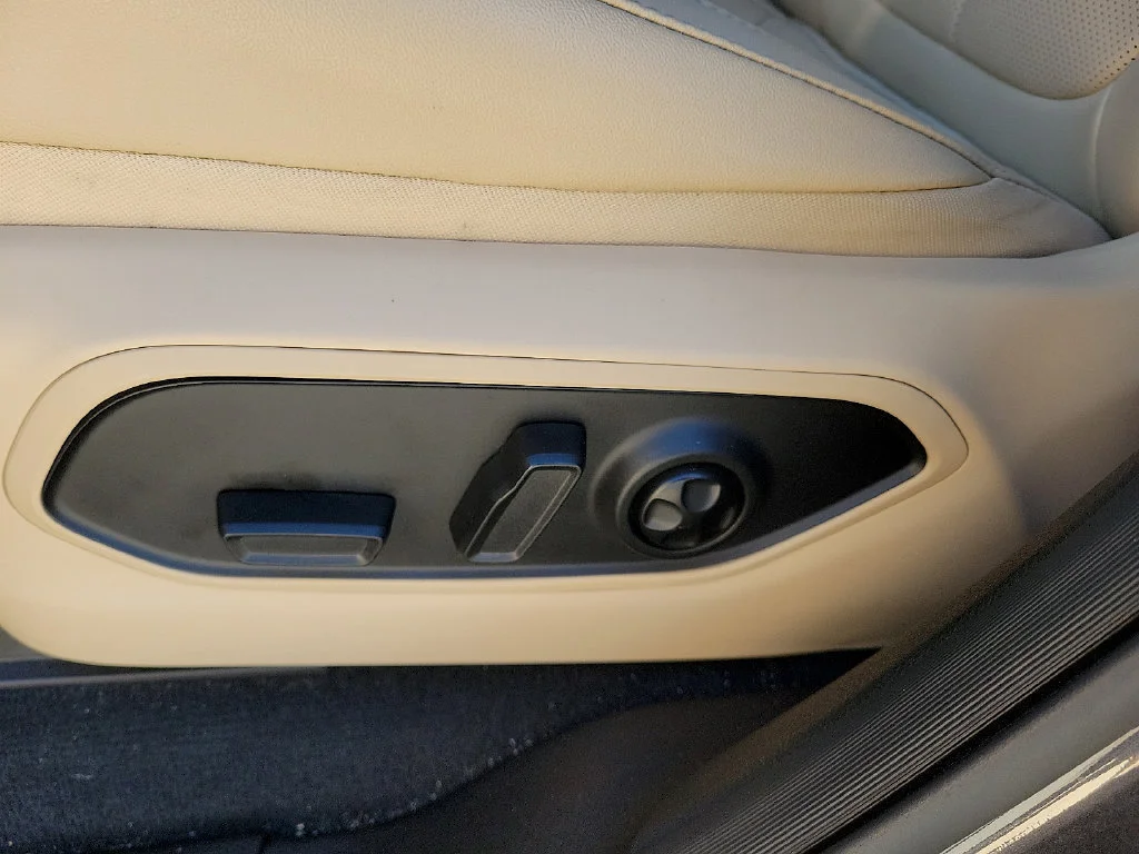 Used 2025  Jeep Limited image 21