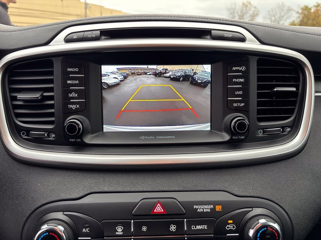 Used 2018 White Kia LX image 25