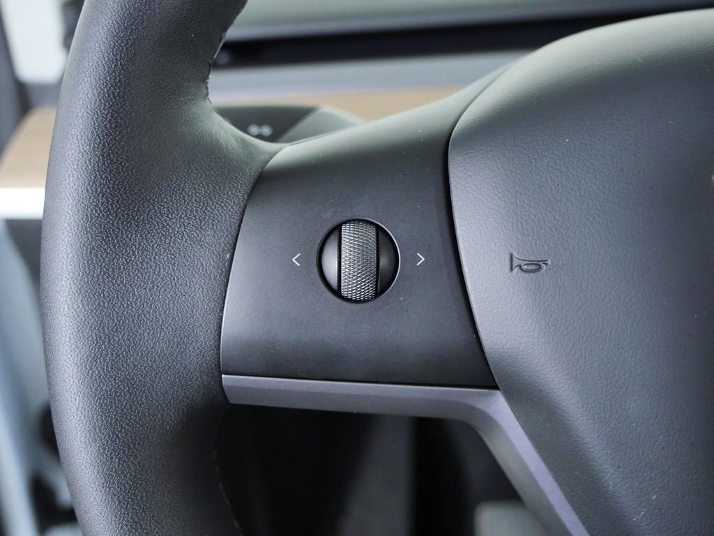 Used 2025  Tesla Long Range image 40