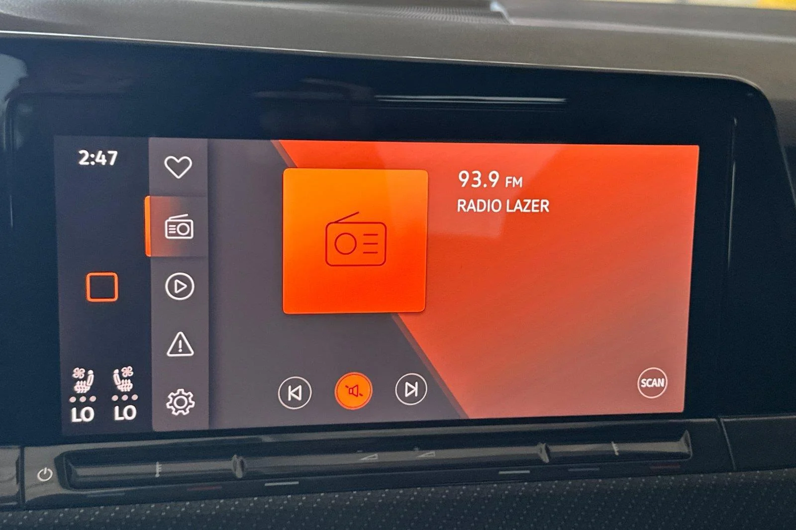 Certified Used 2022  Volkswagen 4DR image 18