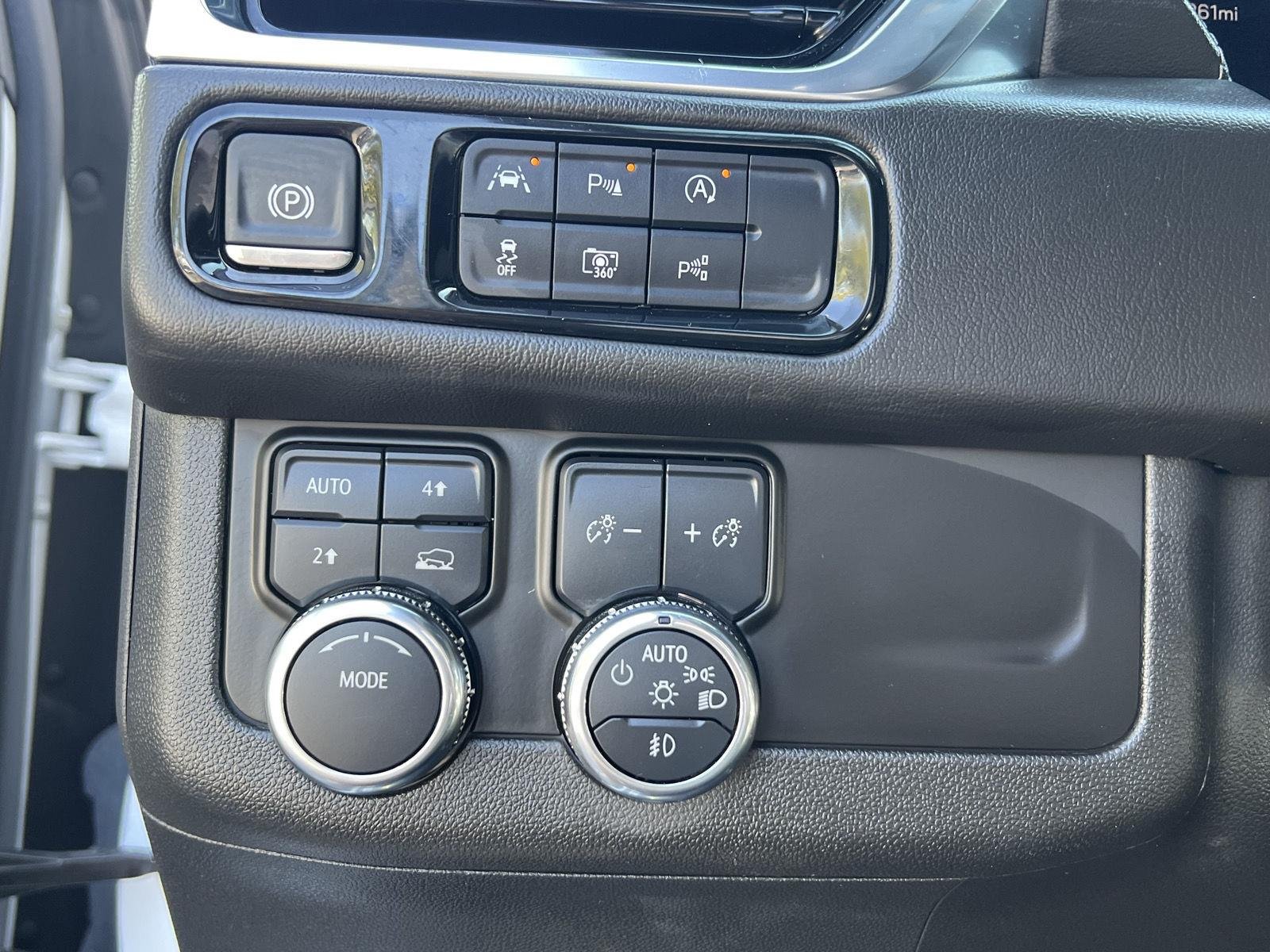 2025 GMC Yukon Denali - Photo 32