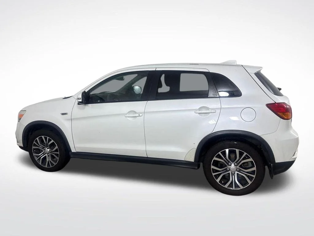 Used 2018 White Mitsubishi 2.0 ES image 10