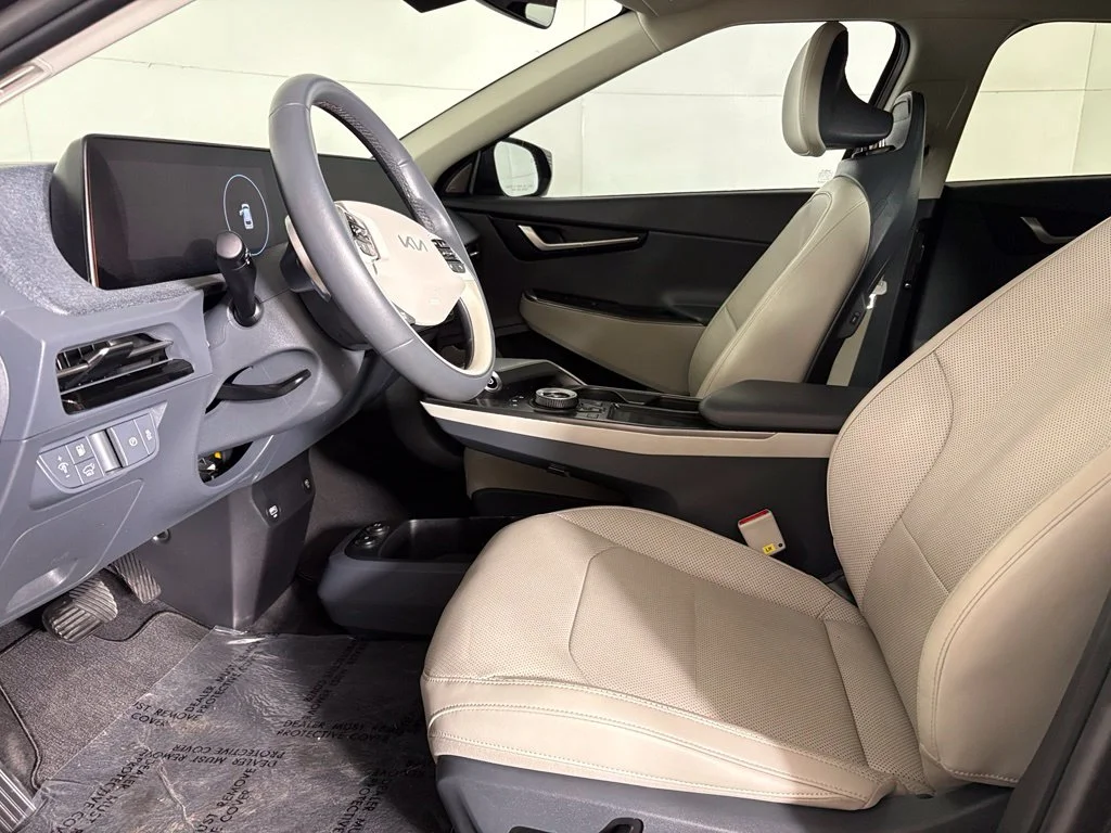 Used 2024 Gray Kia Wind image 22