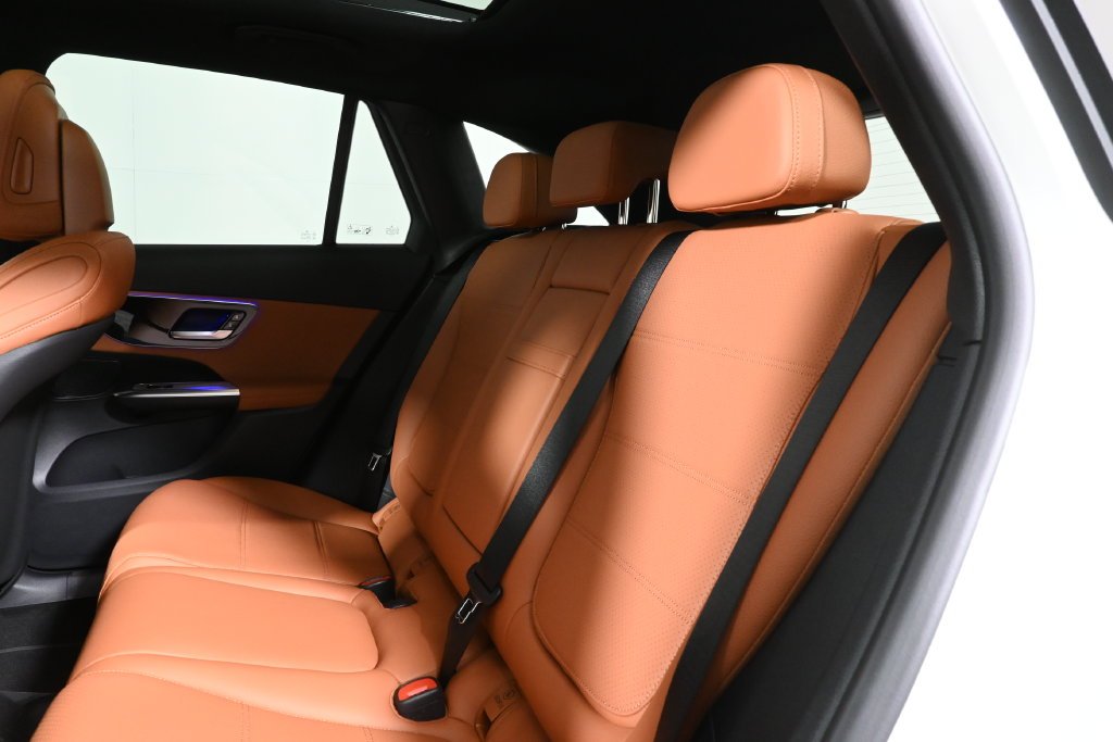 New 2027 Polar White Mercedes-Benz GLC 300 image 4