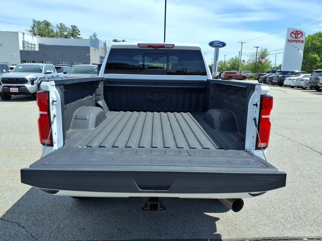 Used 2025 Beige Chevrolet High Country image 5