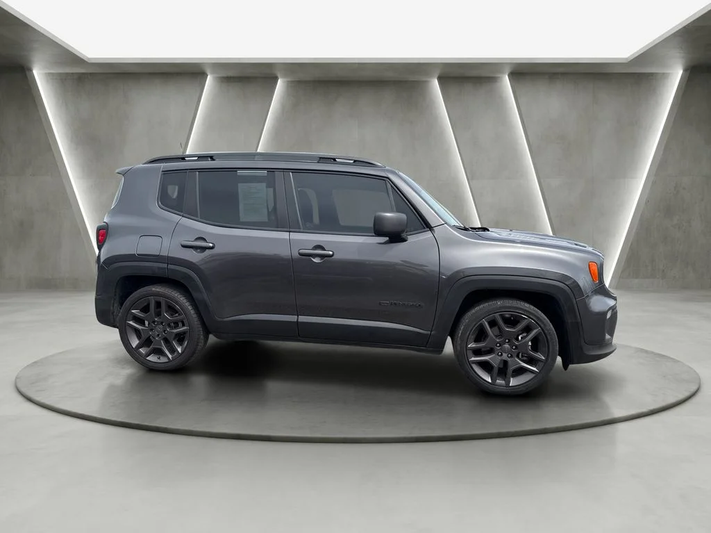 Used 2021 Gray Jeep Latitude image 5