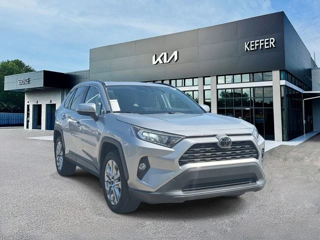 Used 2019 Silver Toyota XLE Premium image 2