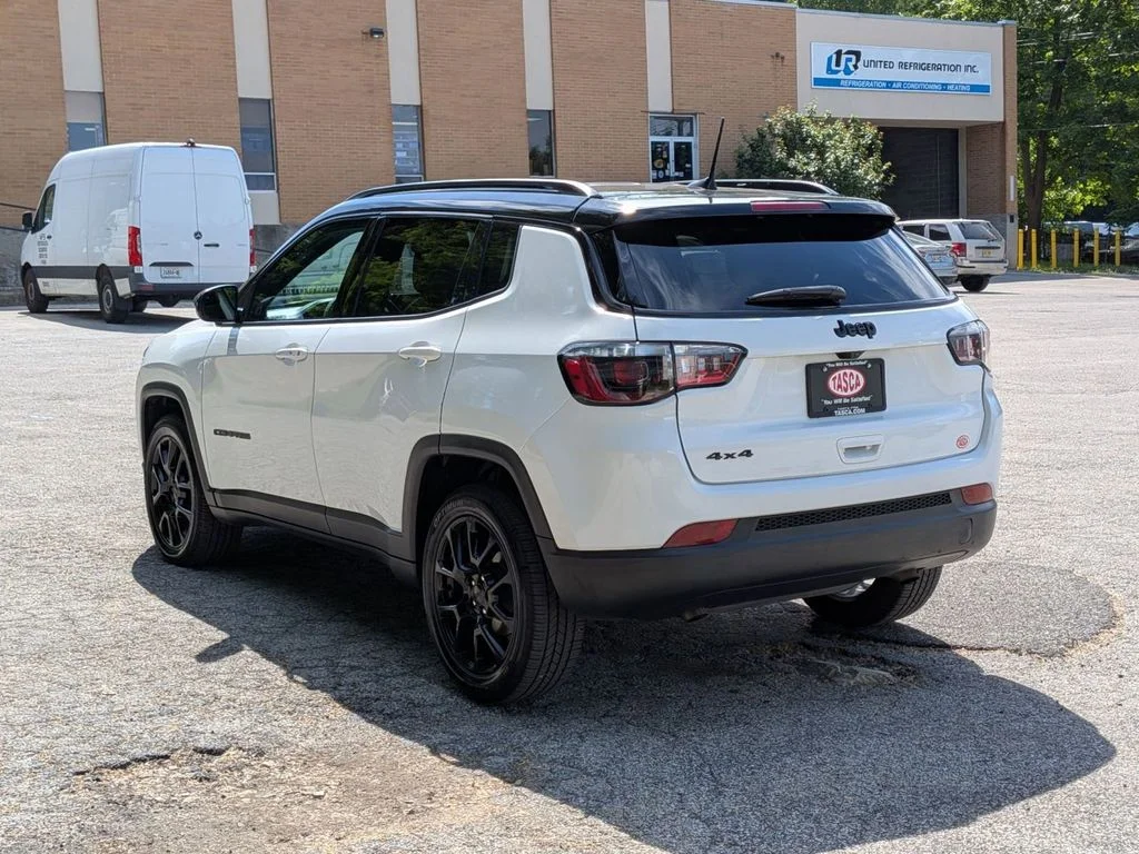 Used 2023 White Jeep Latitude image 7