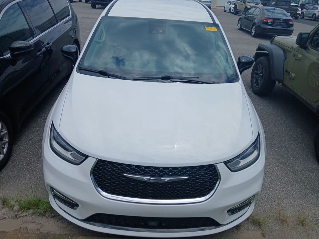 2024 Chrysler Pacifica Touring L's photo