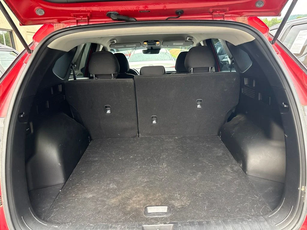 Used 2022 Red Hyundai SE image 13