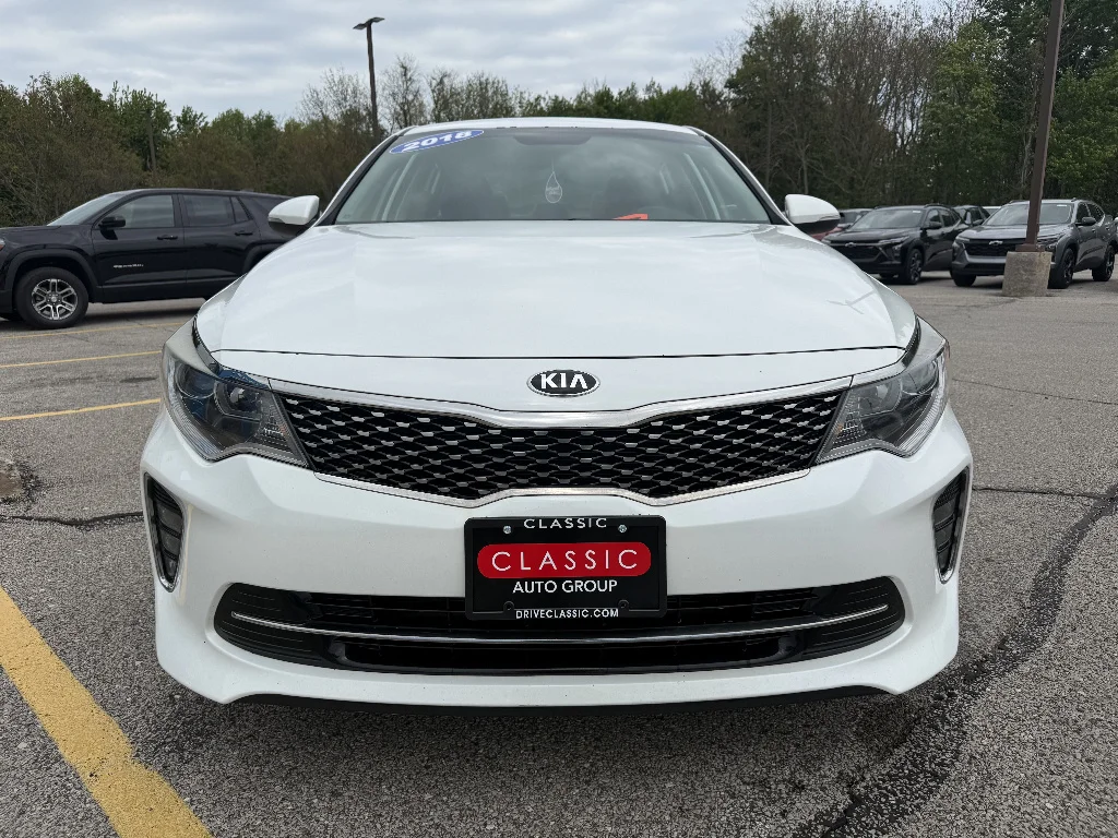 Used 2018 Snow White Pearl Kia LX image 10