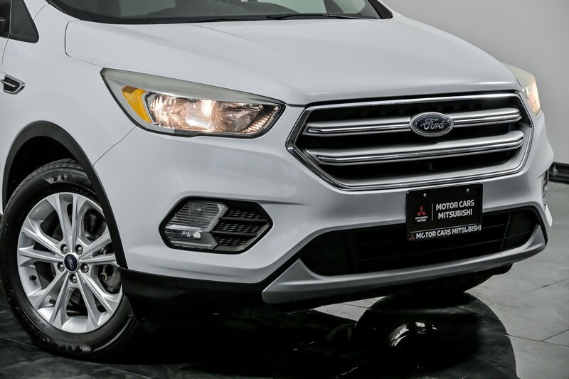 Used 2017 Ford Escape SE with VIN 1FMCU9GD6HUC54102 for sale in Aurora, IL