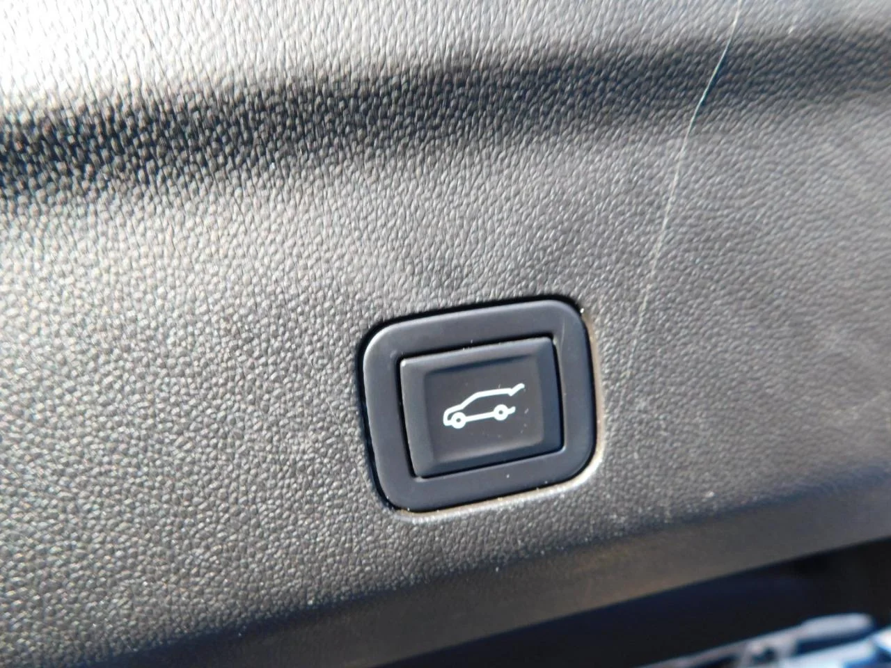 Used 2023 Iridescent Pearl Tricoat Chevrolet 2WD 4DR PREMIER image 26