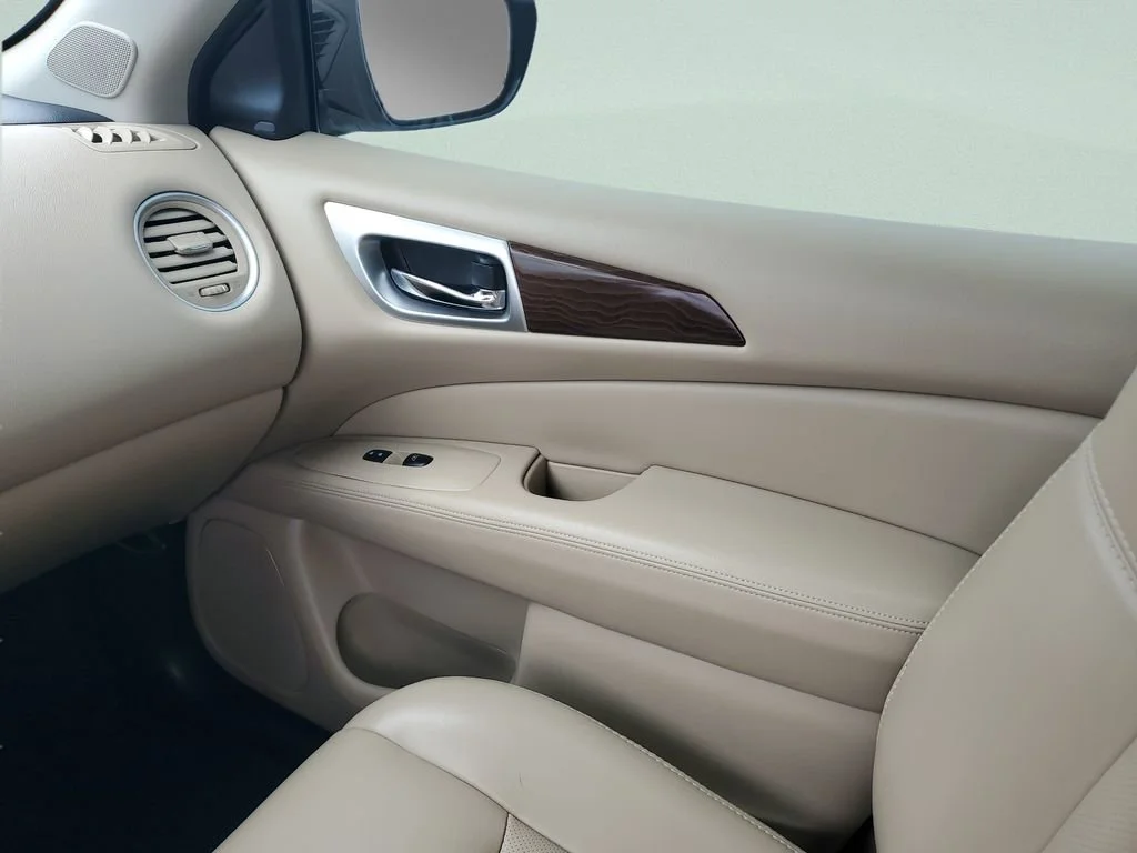 Used 2019 White Nissan Platinum image 13