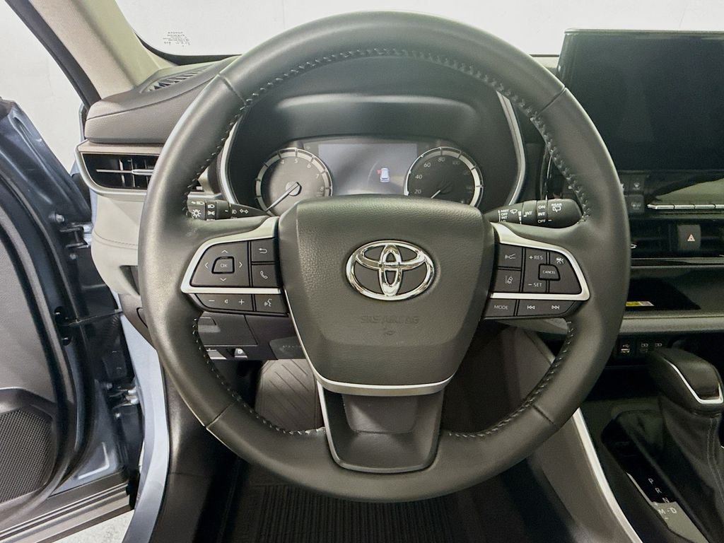 Used 2023 Moon Dust Toyota XLE image 11